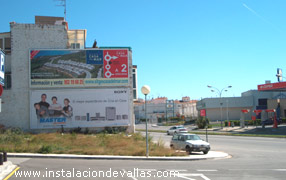 Valla publicitaria 8x3 remontada sobre fachada Valla publicitaria 8x3 remontada sobre fachada