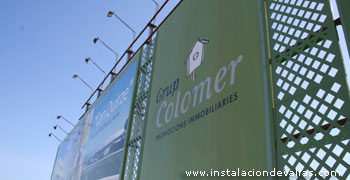 Valla publicitaria con celosa decorativa