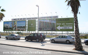 valla publicitaria en tres cuerpos