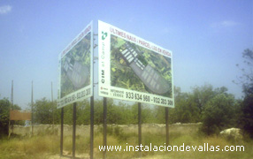 valla publicitaria en V