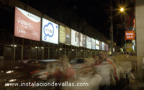 valla publicitaria retroiluminada